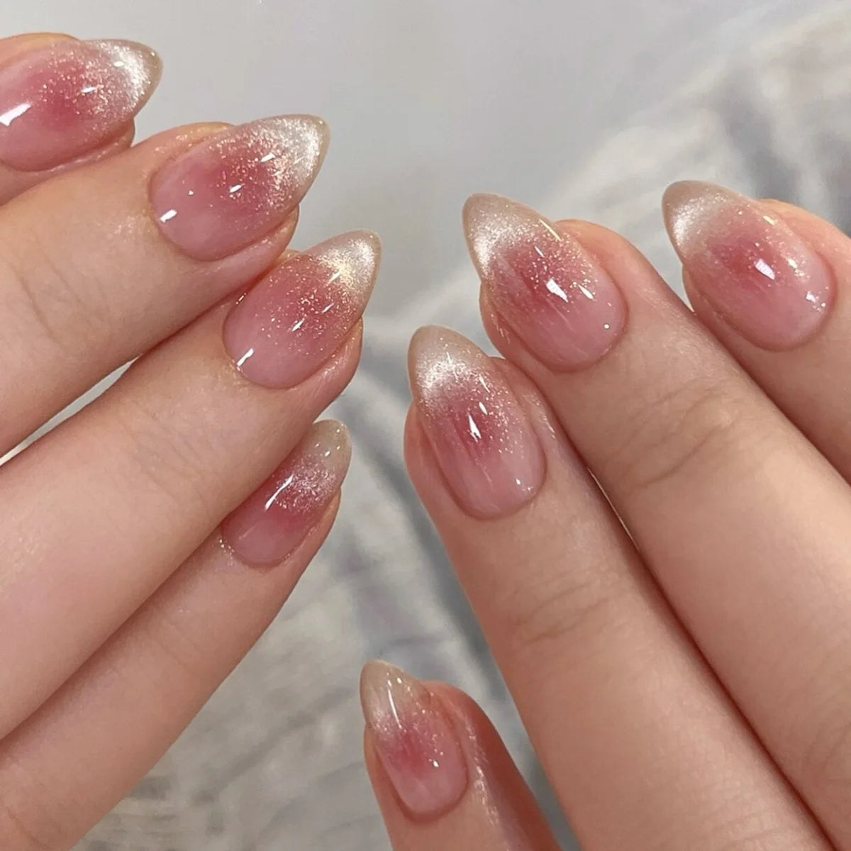 24 faux ongles à coller, forme amande simple, courts et ovales, pour manucure femme.