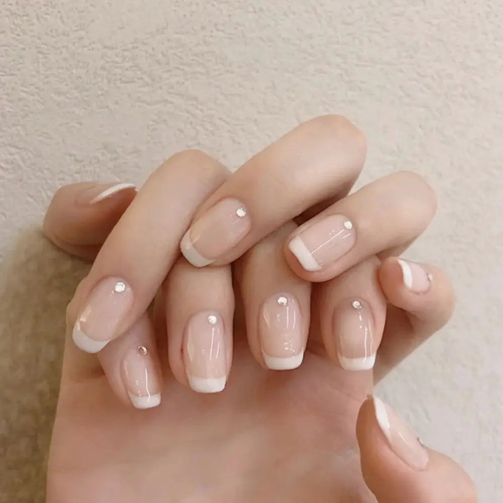 Lot de 24 faux ongles blancs à la française, faciles à porter.