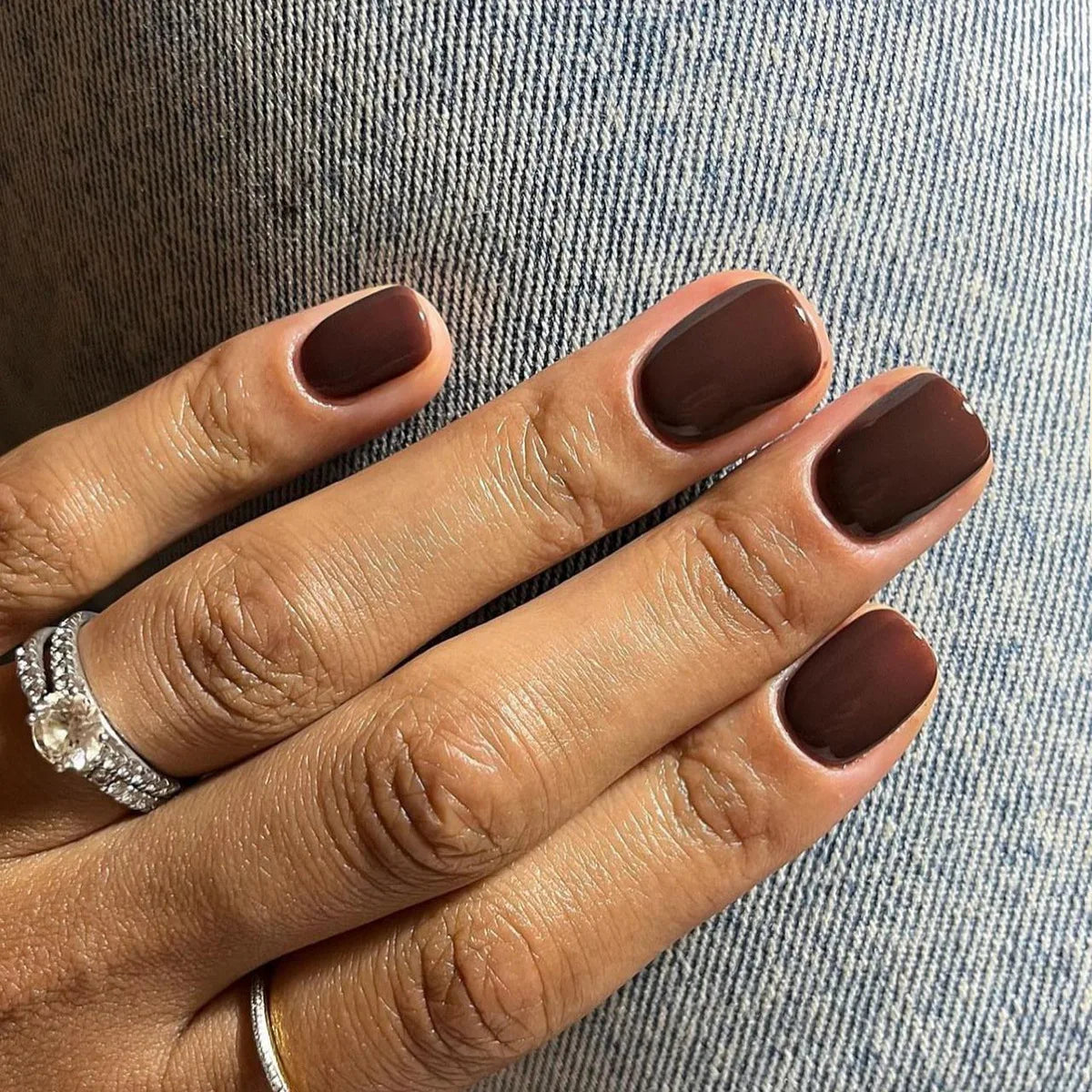 Faux ongles courts carrés classiques et unis, à coller, détachables et faciles à poser.