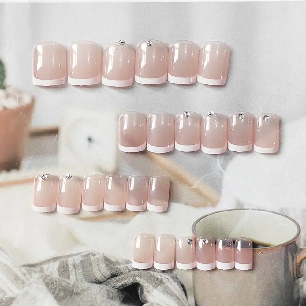 Lot de 24 faux ongles blancs à la française, faciles à porter.