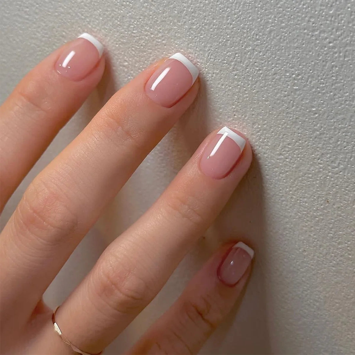 Lot de 24 faux ongles blancs à la française, faciles à porter.