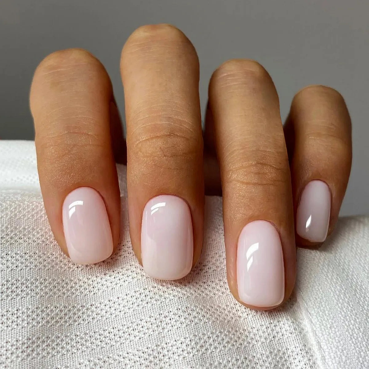Lot de 24 faux ongles blancs à la française, faciles à porter.