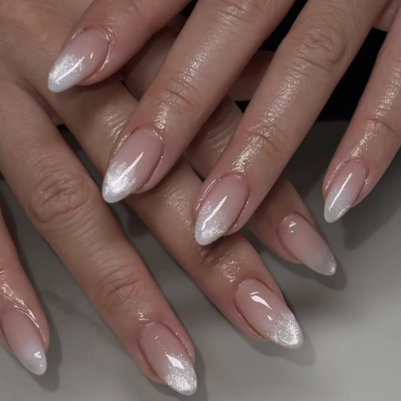 24 faux ongles à coller, forme amande simple, courts et ovales, pour manucure femme.