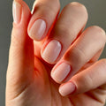 Faux ongles courts carrés classiques et unis, à coller, détachables et faciles à poser.
