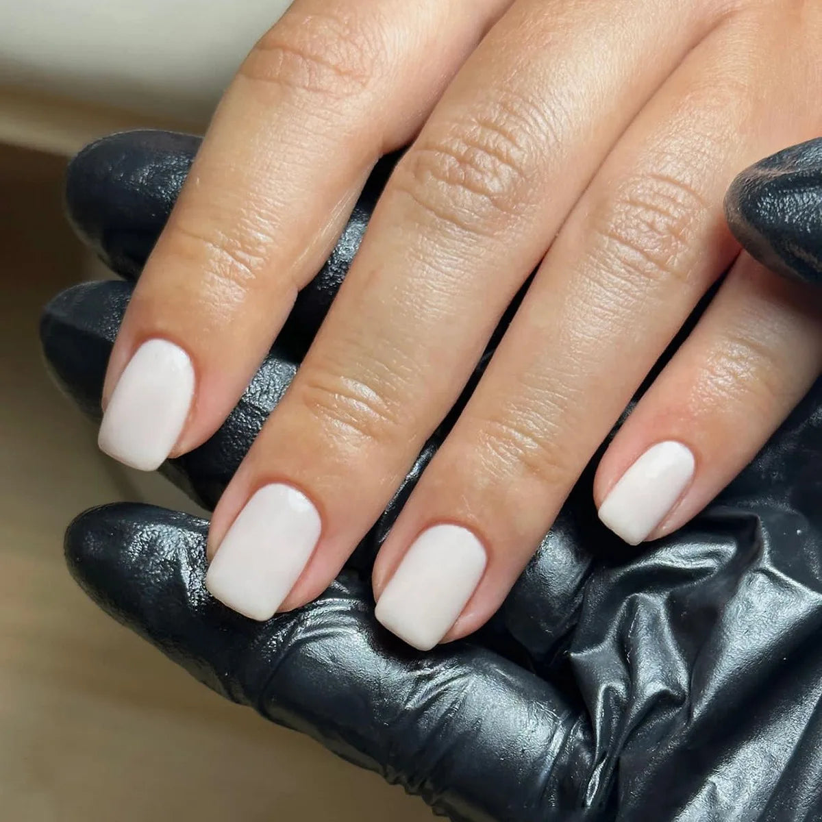 Faux ongles courts carrés classiques et unis, à coller, détachables et faciles à poser.