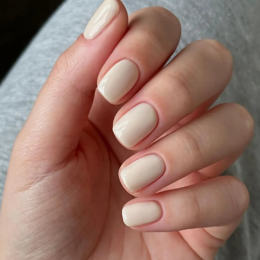 Faux ongles courts carrés classiques et unis, à coller, détachables et faciles à poser.