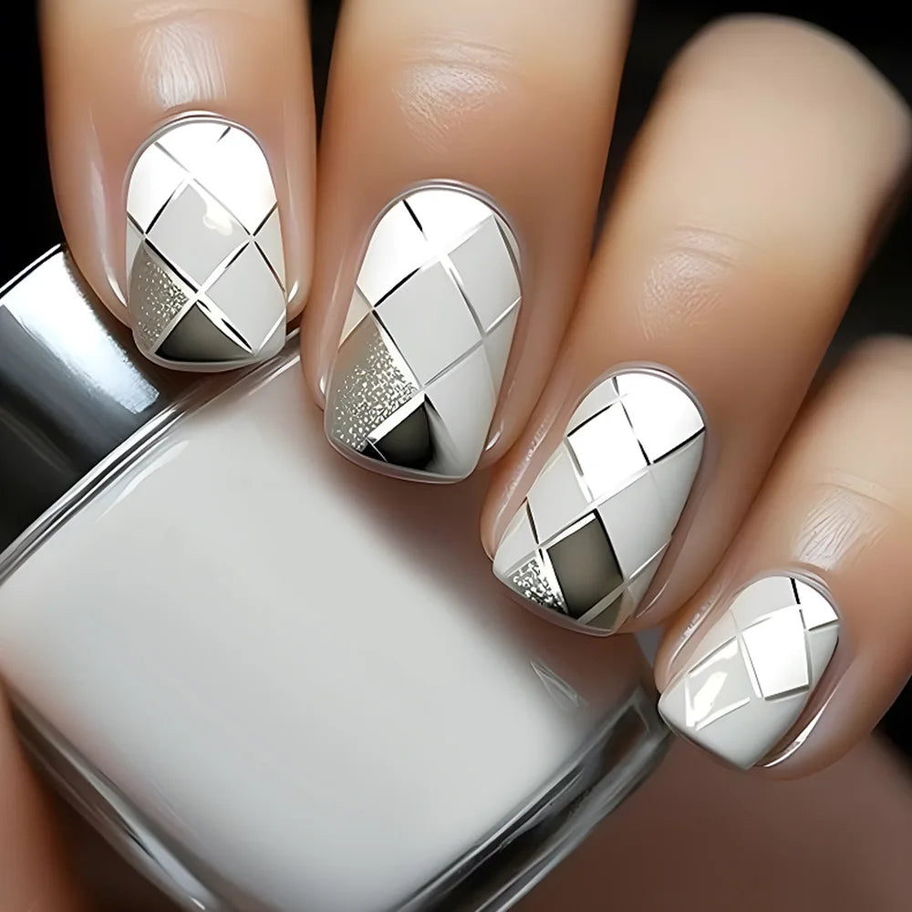 Lot de 24 faux ongles blancs à la française, faciles à porter.