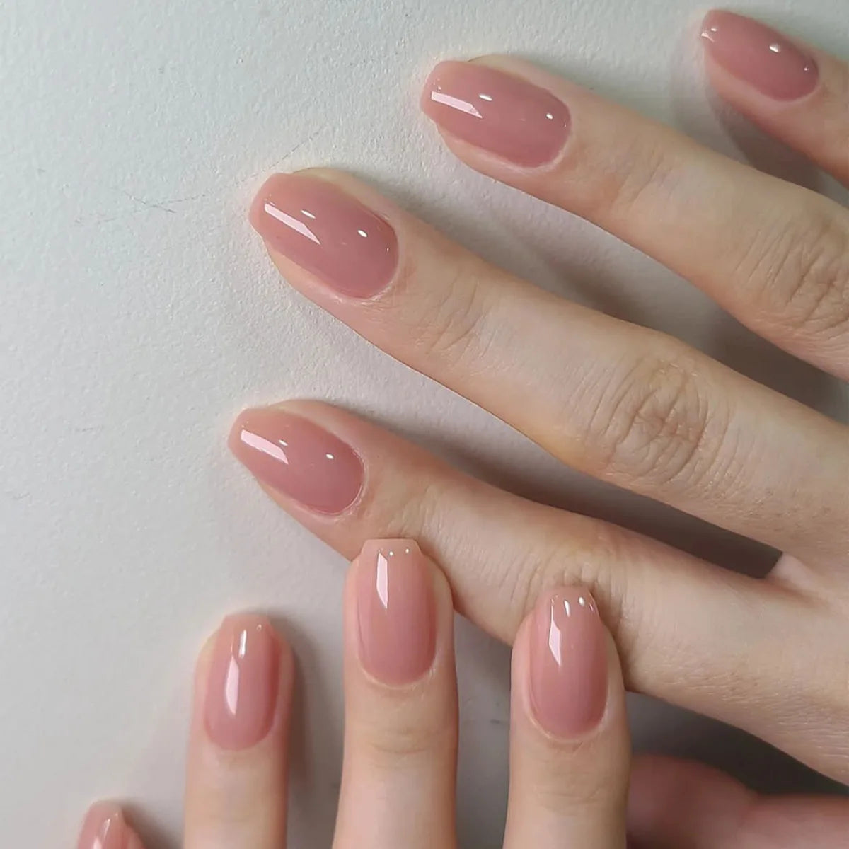 Lot de 24 faux ongles blancs à la française, faciles à porter.