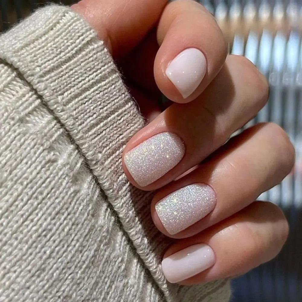 Lot de 24 faux ongles blancs à la française, faciles à porter.