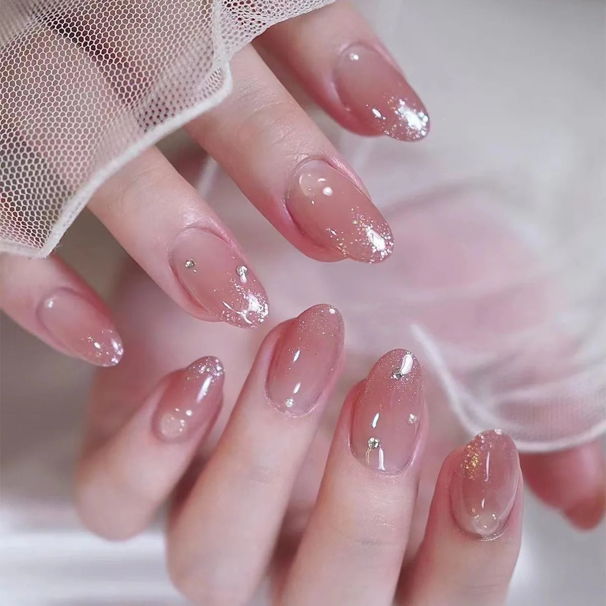 24 faux ongles à coller, forme amande simple, courts et ovales, pour manucure femme.
