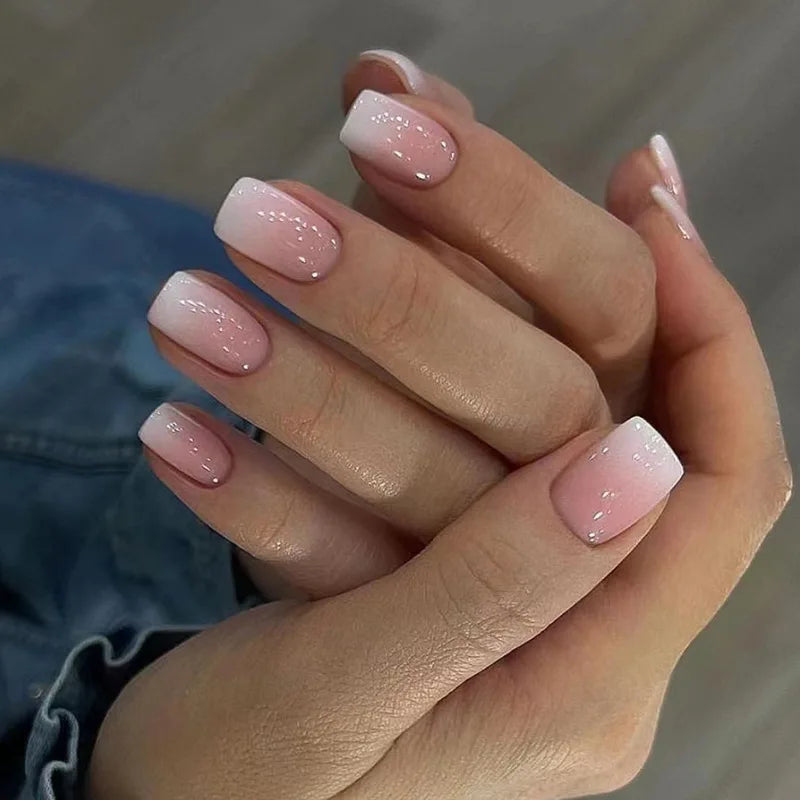 Lot de 24 faux ongles blancs à la française, faciles à porter.