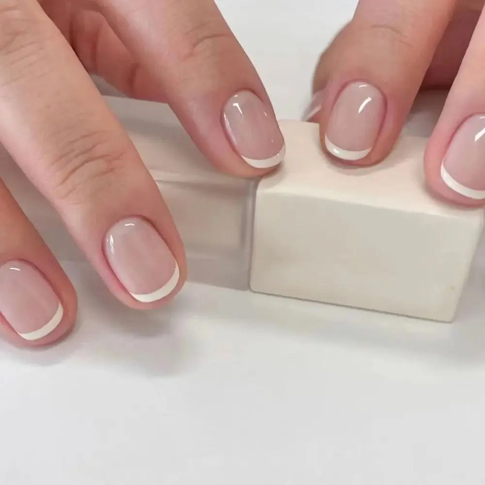 Lot de 24 faux ongles blancs à la française, faciles à porter.