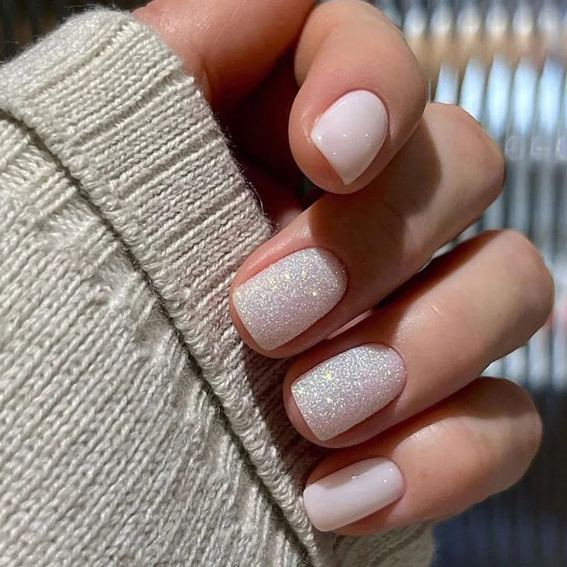 Lot de 24 faux ongles blancs à la française, faciles à porter.