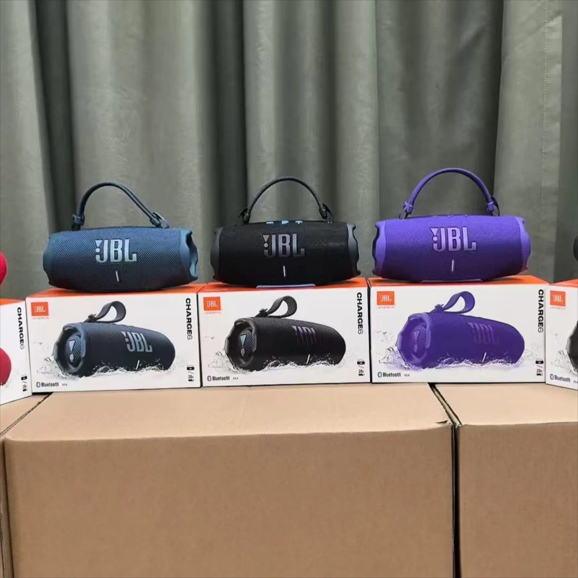 JBL Charge 6 Original‌ Enceinte sans fil étanche avec amplification des basses et tweeter de précision pour un son stéréo portable en extérieur‌