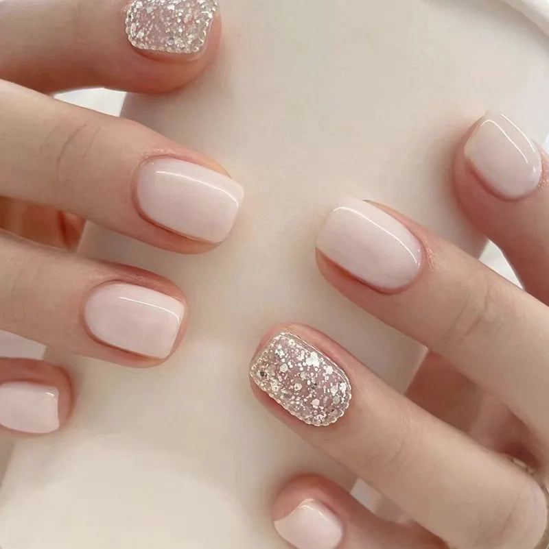 Lot de 24 faux ongles blancs à la française, faciles à porter.