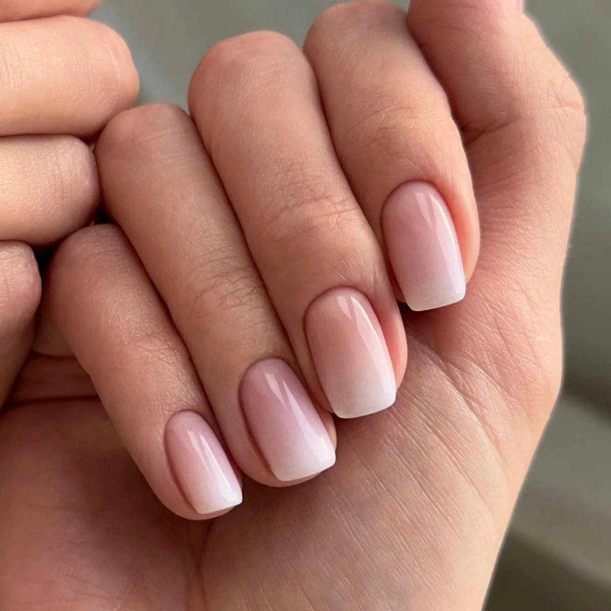 Lot de 24 faux ongles blancs à la française, faciles à porter.