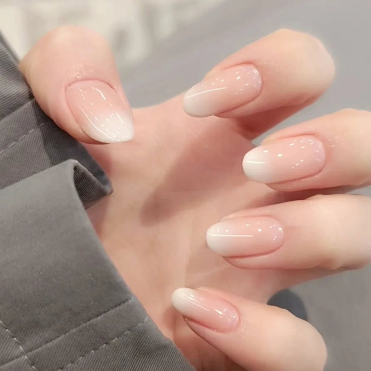24 faux ongles à coller, forme amande simple, courts et ovales, pour manucure femme.