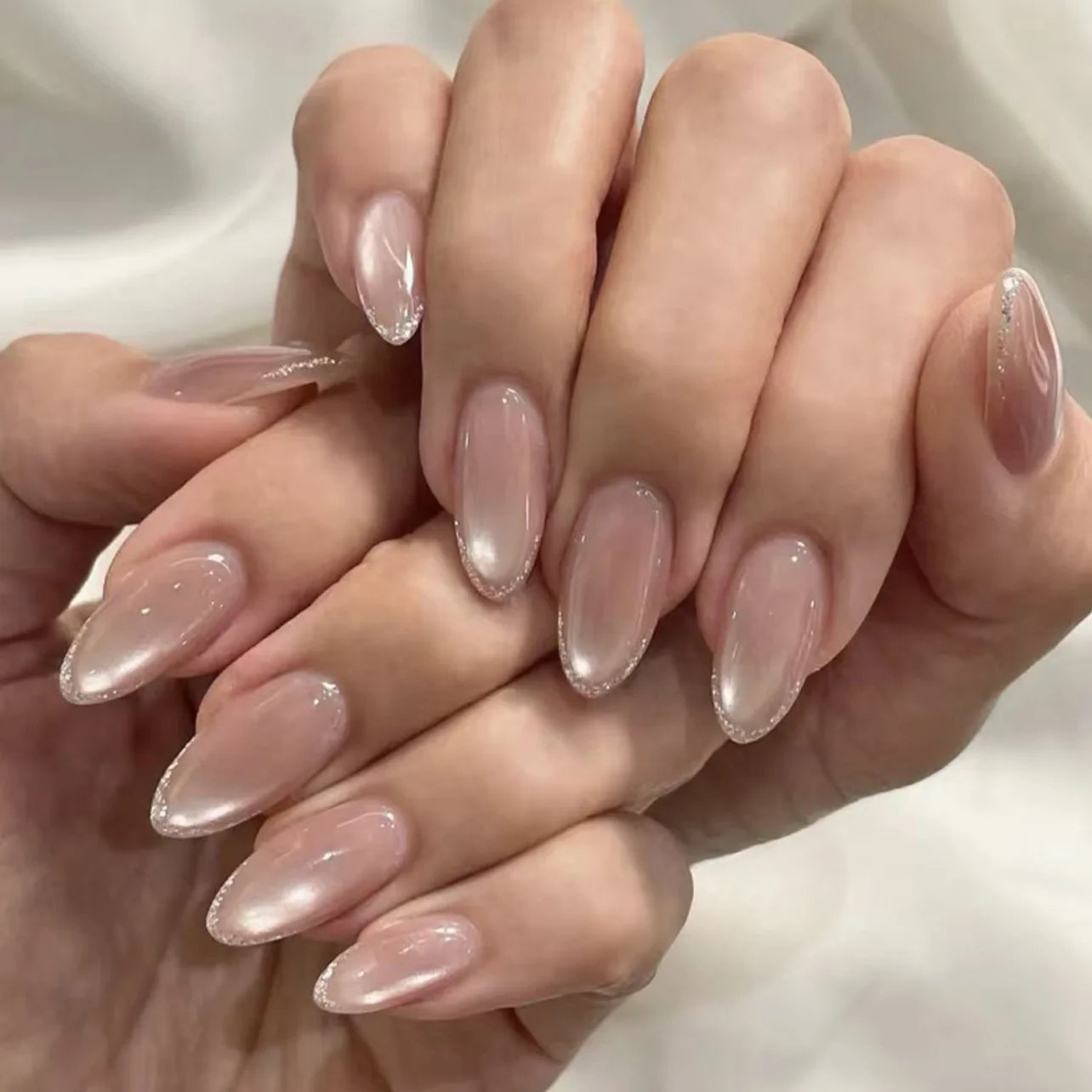 24 faux ongles à coller, forme amande simple, courts et ovales, pour manucure femme.