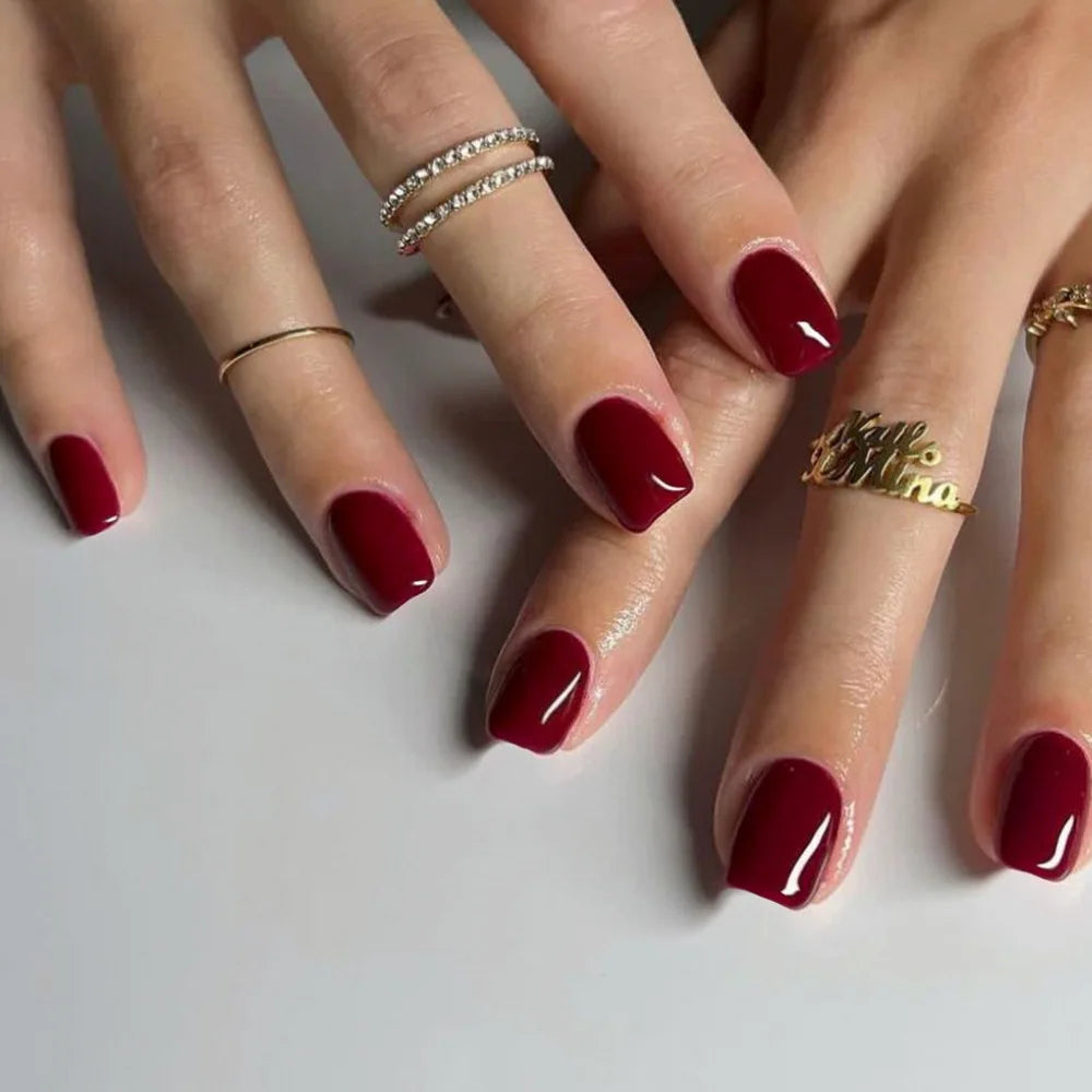 Faux ongles courts carrés classiques et unis, à coller, détachables et faciles à poser.