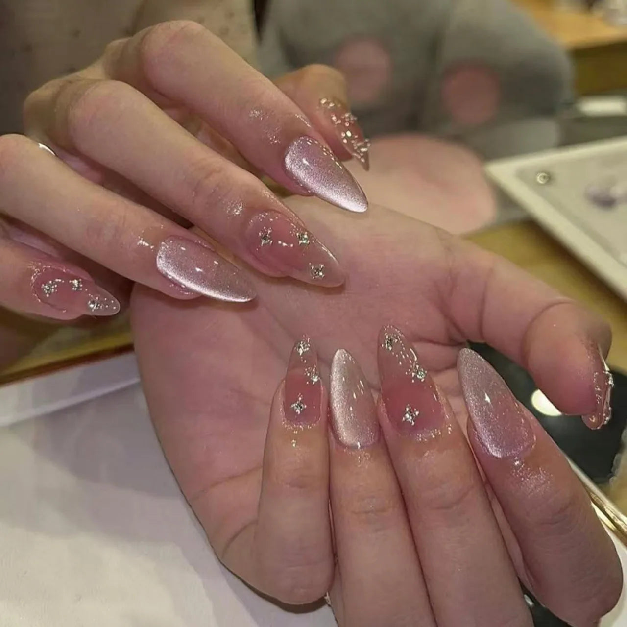 24 faux ongles à coller, forme amande simple, courts et ovales, pour manucure femme.