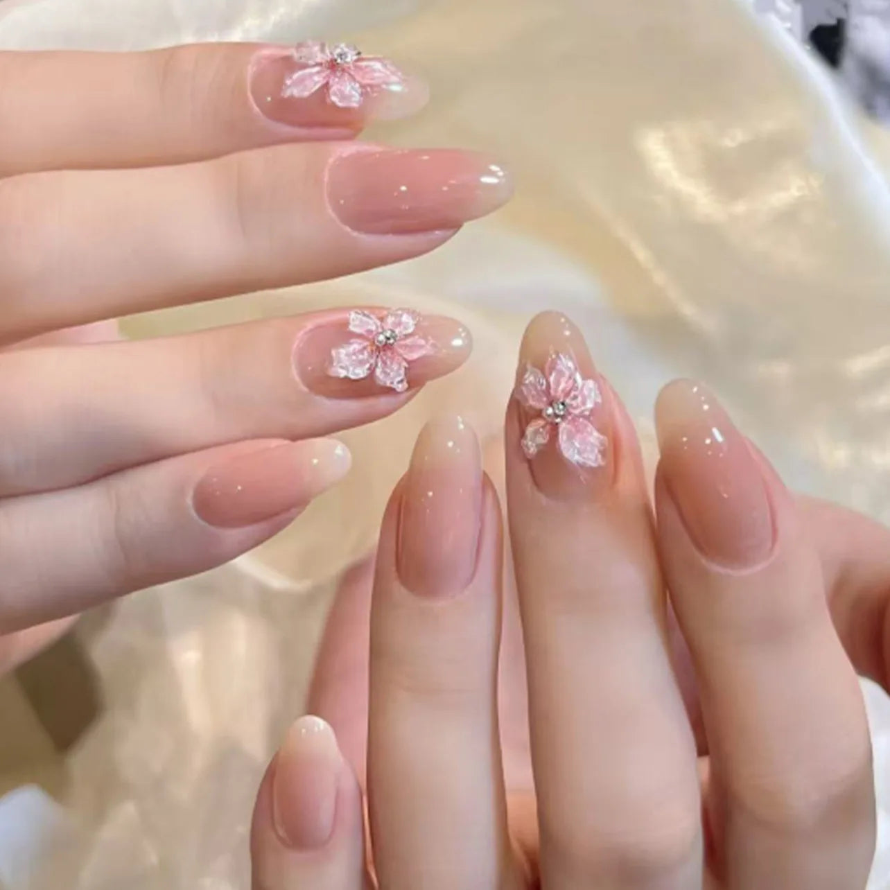 24 faux ongles à coller, forme amande simple, courts et ovales, pour manucure femme.