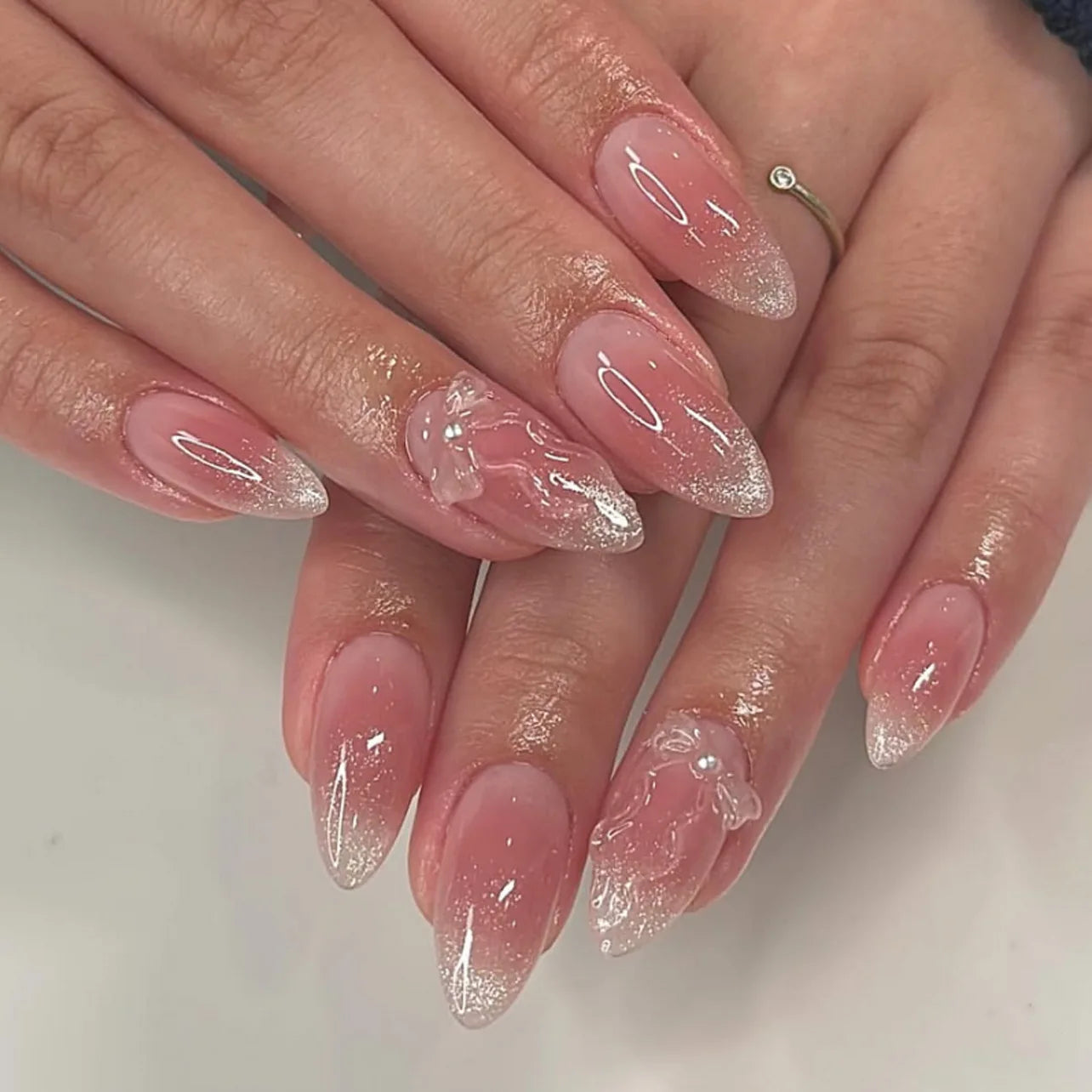 24 faux ongles à coller, forme amande simple, courts et ovales, pour manucure femme.