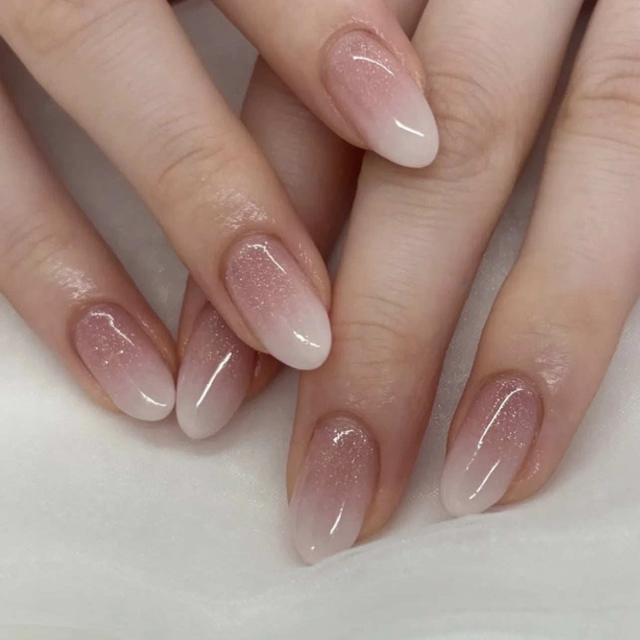 24 faux ongles à coller, forme amande simple, courts et ovales, pour manucure femme.