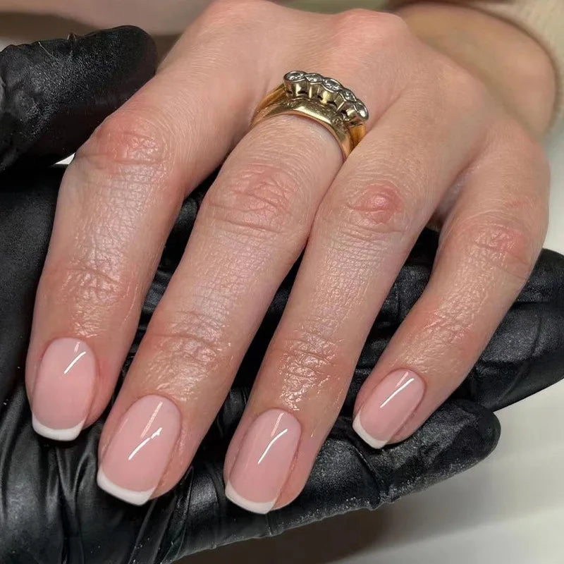Lot de 24 faux ongles blancs à la française, faciles à porter.
