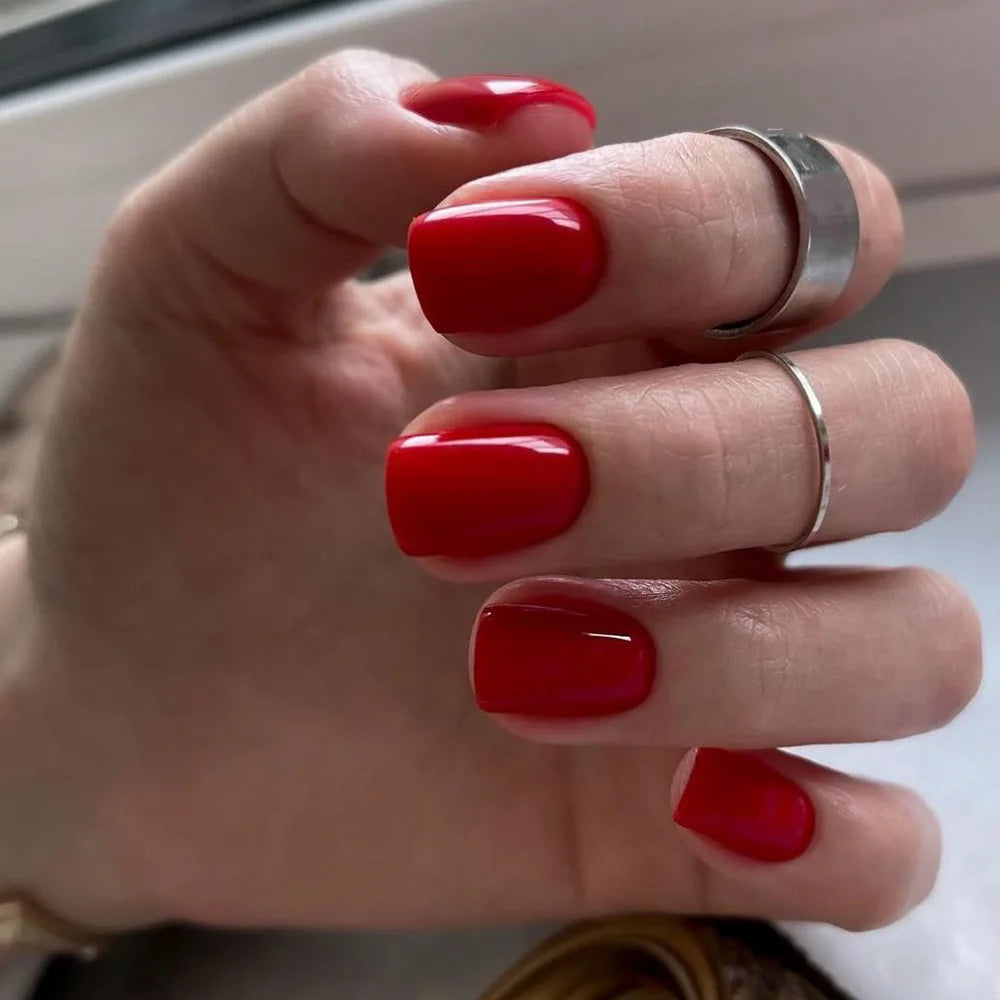 Faux ongles courts carrés classiques et unis, à coller, détachables et faciles à poser.
