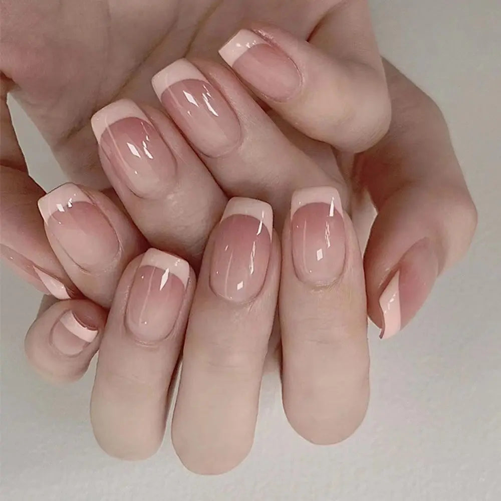 Lot de 24 faux ongles blancs à la française, faciles à porter.